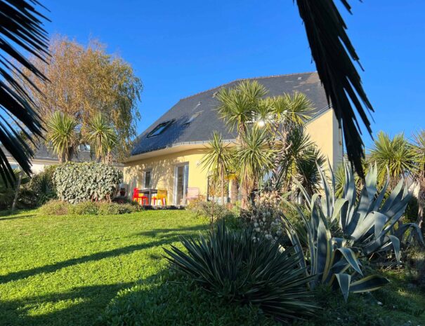 La villa dominant le jardin