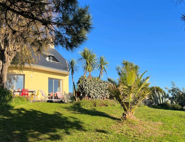 La villa dominant le jardin