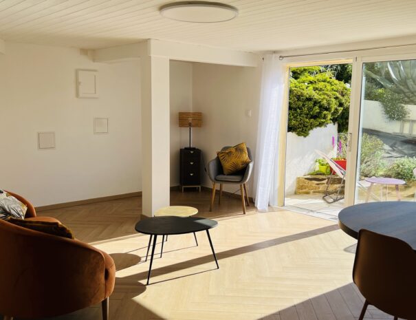 Etage inférieur rénové, ouvert sur une petite terrasse ...