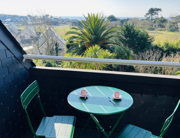 Balcon vue jardin et mer