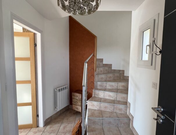Escalier vers l'étage supérieur
